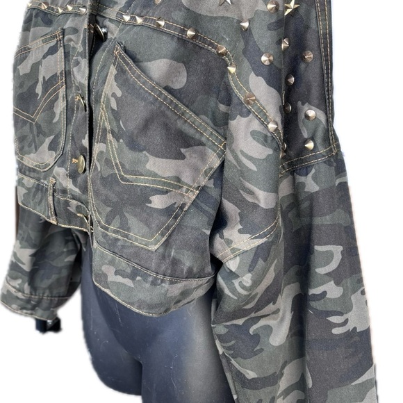 Essue Women’s Studded Button up Crop Camouflage Jacket!  Button detail Button - Picture 2 of 10